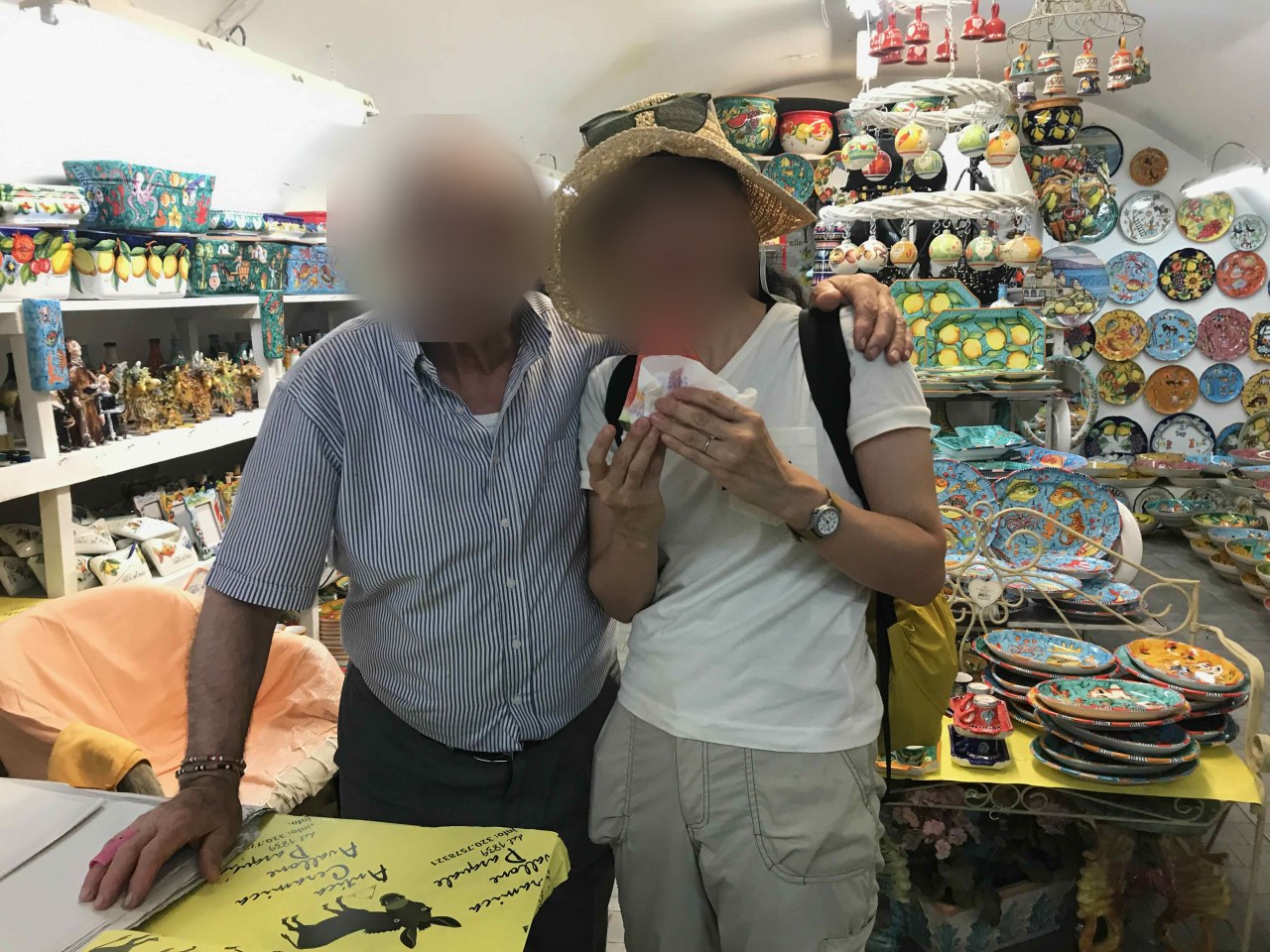 陶器を買い求めたお店の職人さんと。多くの言葉は交わせなくても、笑顔でつながる時間でした